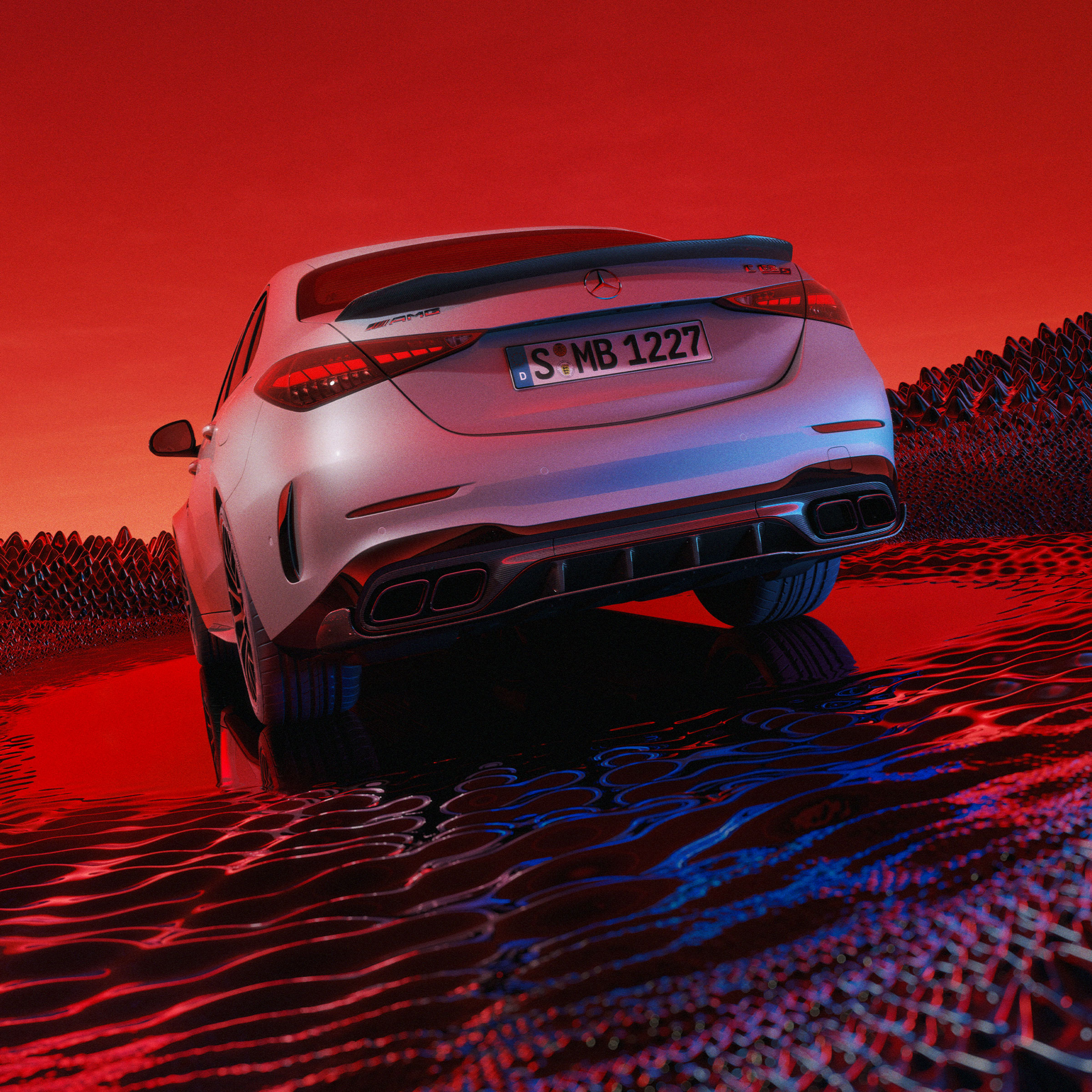 Bir Mercedes-AMG C 63 S E PERFORMANCE'ın Estate versiyonunun arka yandan görünümü.