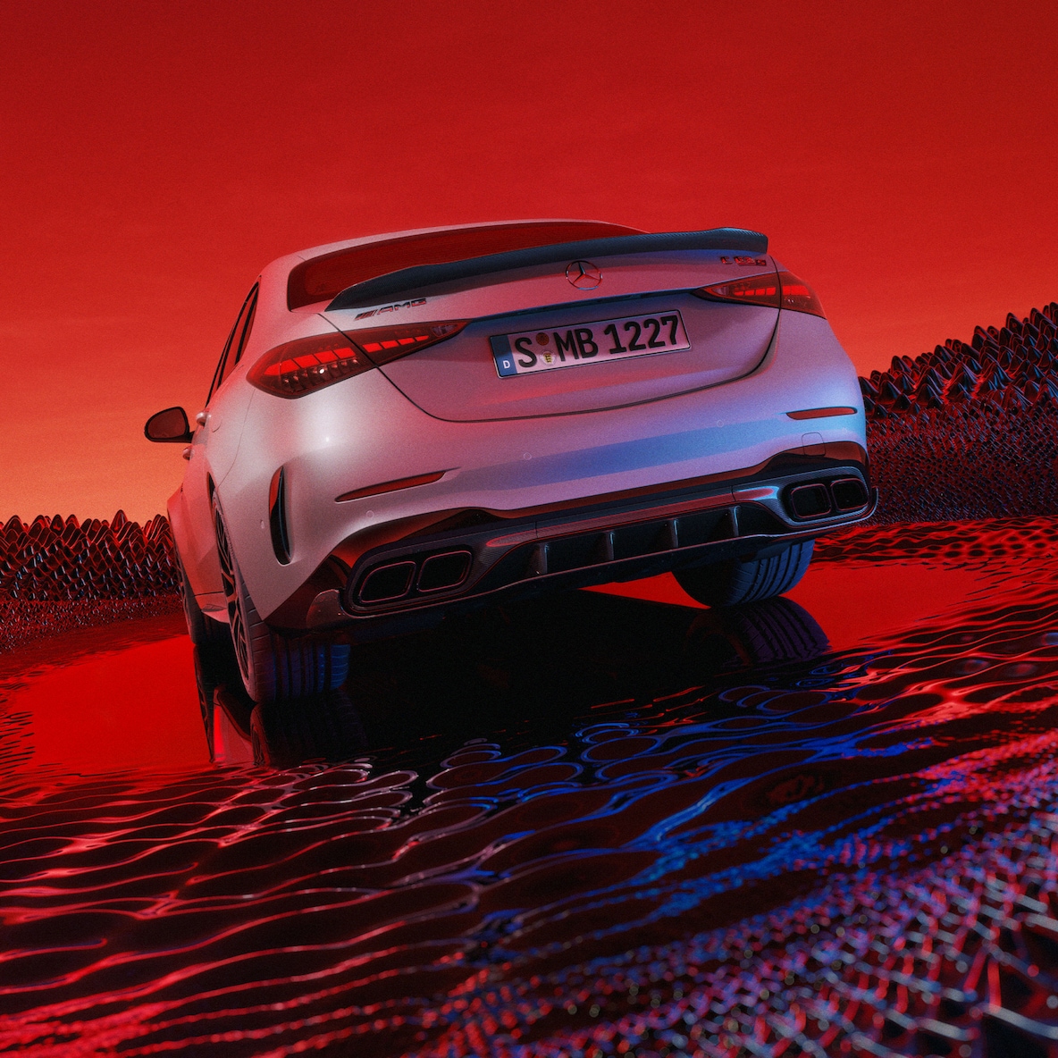 Bir Mercedes-AMG C 63 S E PERFORMANCE'ın Estate versiyonunun arka yandan görünümü.