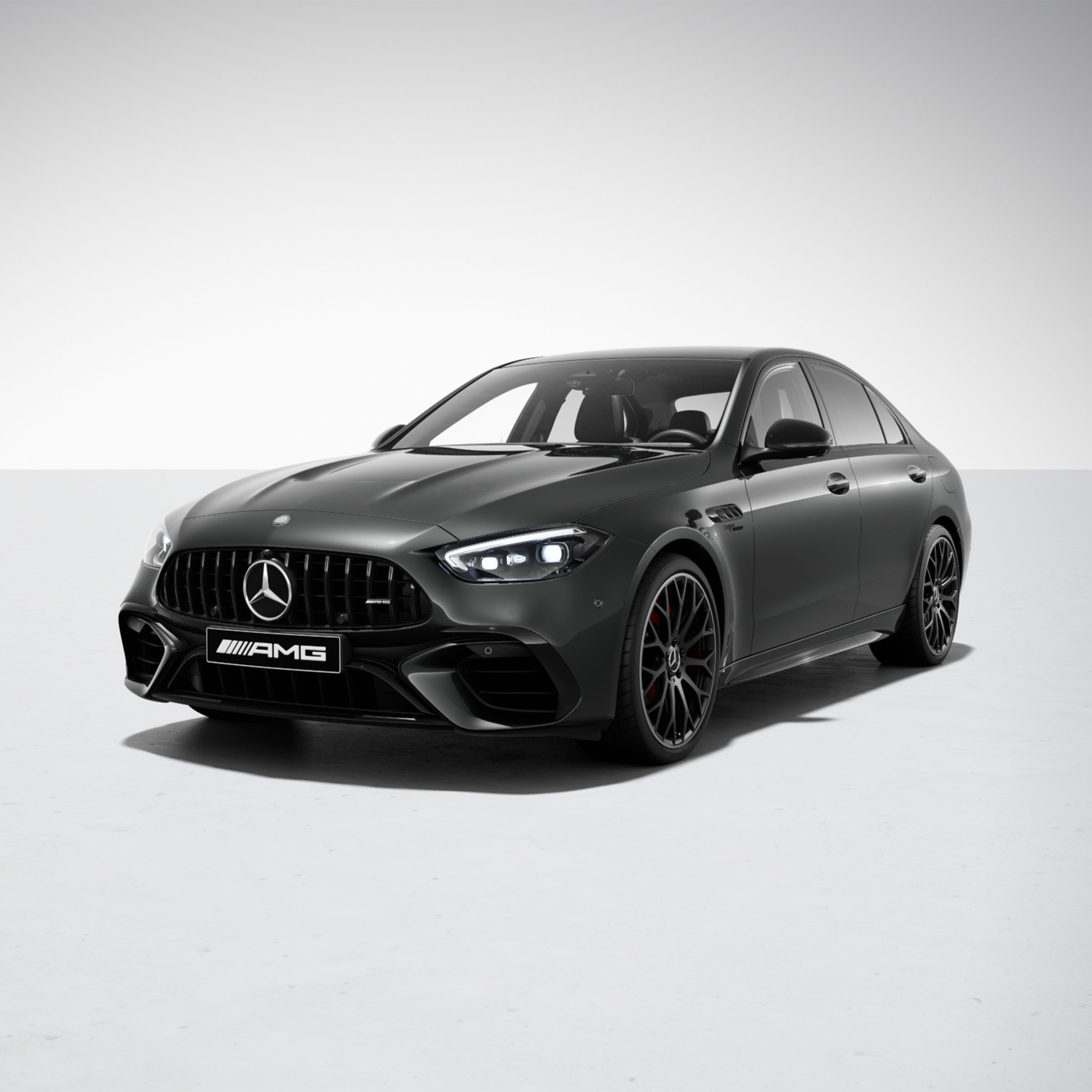 Mercedes-AMG C 63 S E Performance 4MATIC+ Sedan’ın arkadan görünümü.