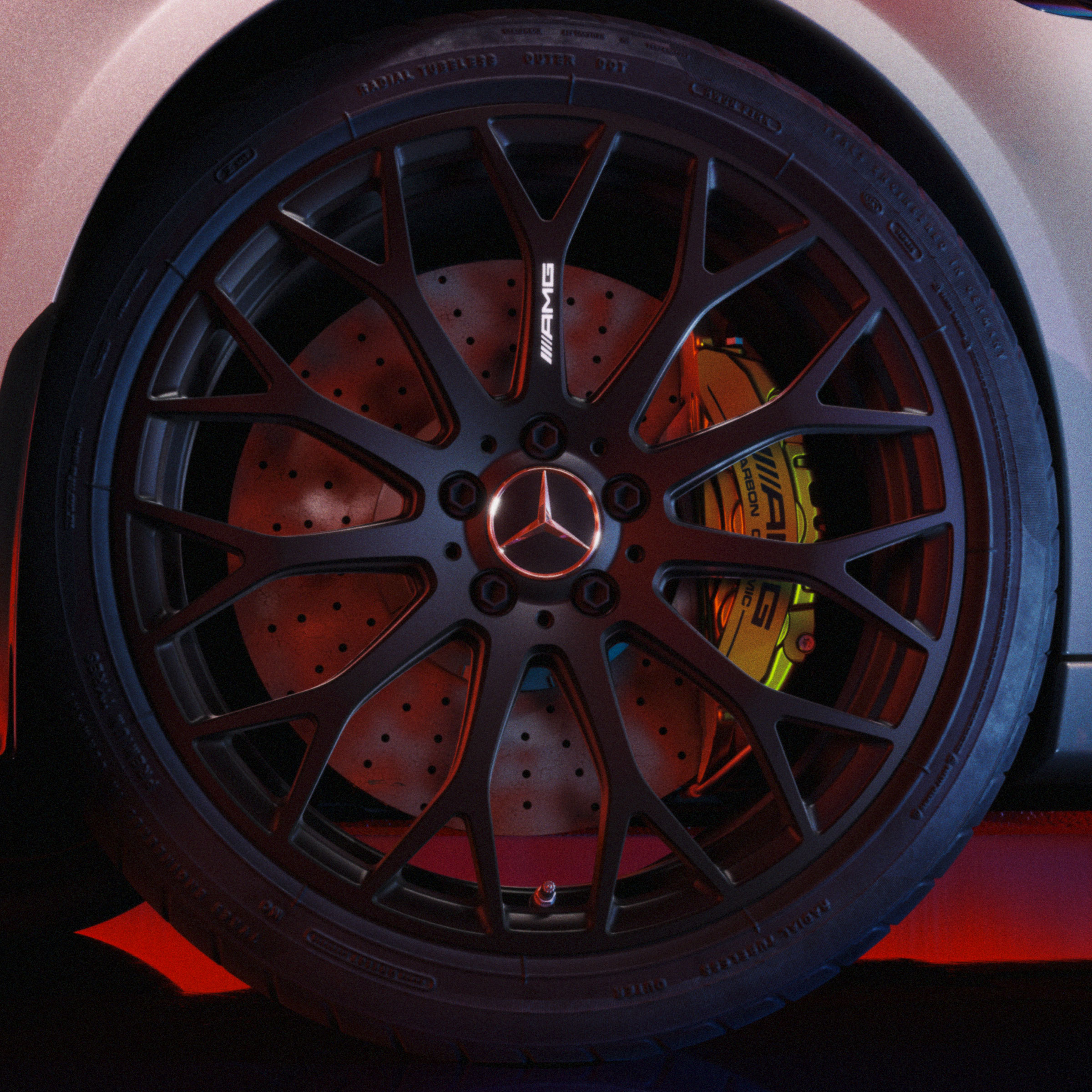 Bir Mercedes-AMG C 63 S E PERFORMANCE'taki AMG dövme tekerleği RZT'nin yakından görünümü.