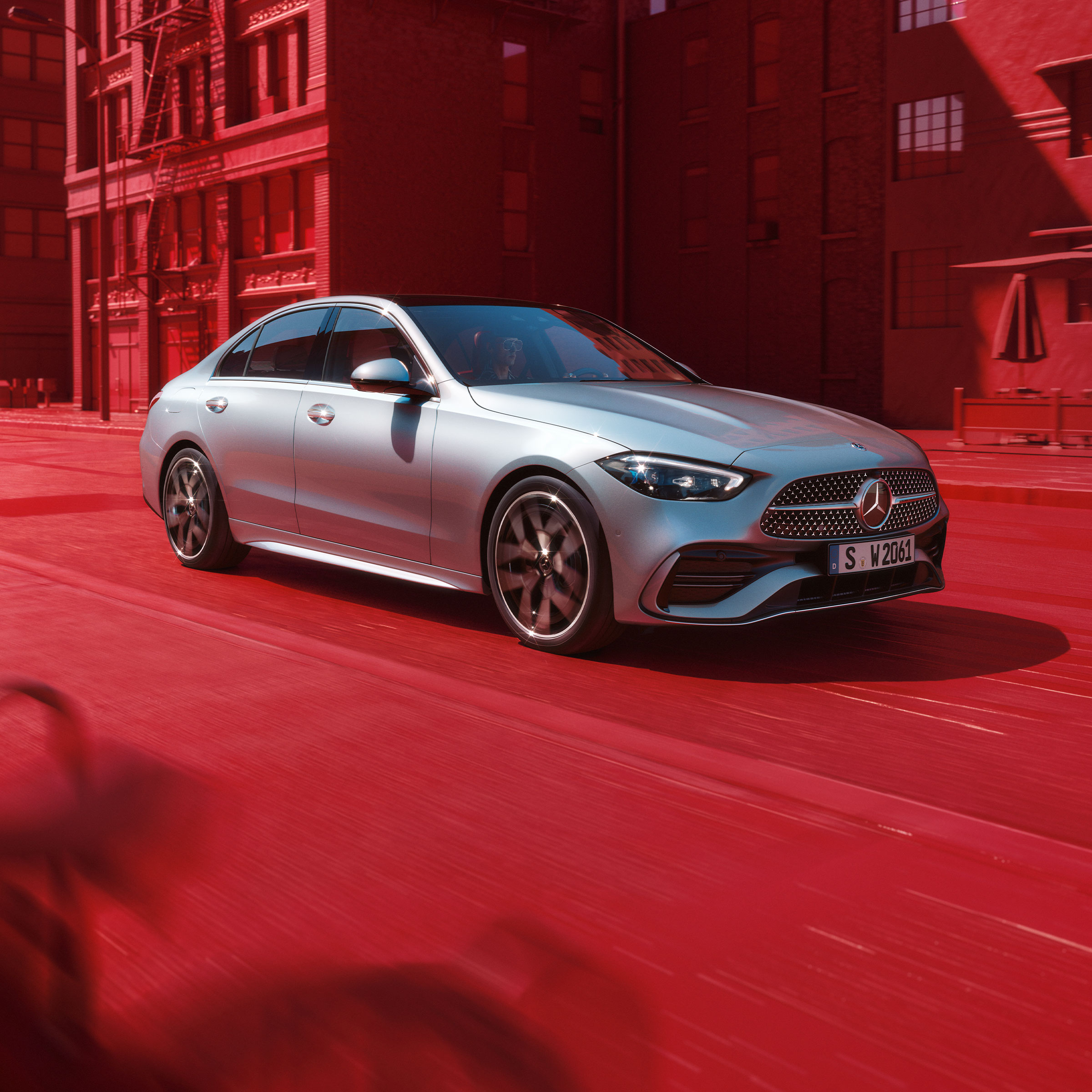 Mercedes-Benz C-Serisi Sedan’ın yandan ön görünümü.