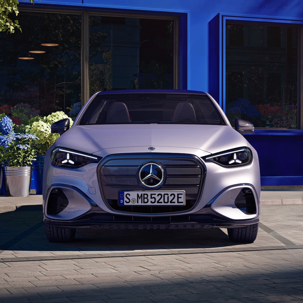 Yepyeni elektrikli Mercedes-Benz C-Serisinin ışıklı ön tasarımı.
