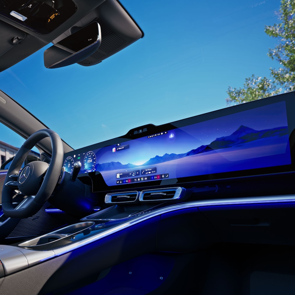 Yepyeni elektrikli Mercedes-Benz C-Serisinin MBUX Hyperscreen'i.