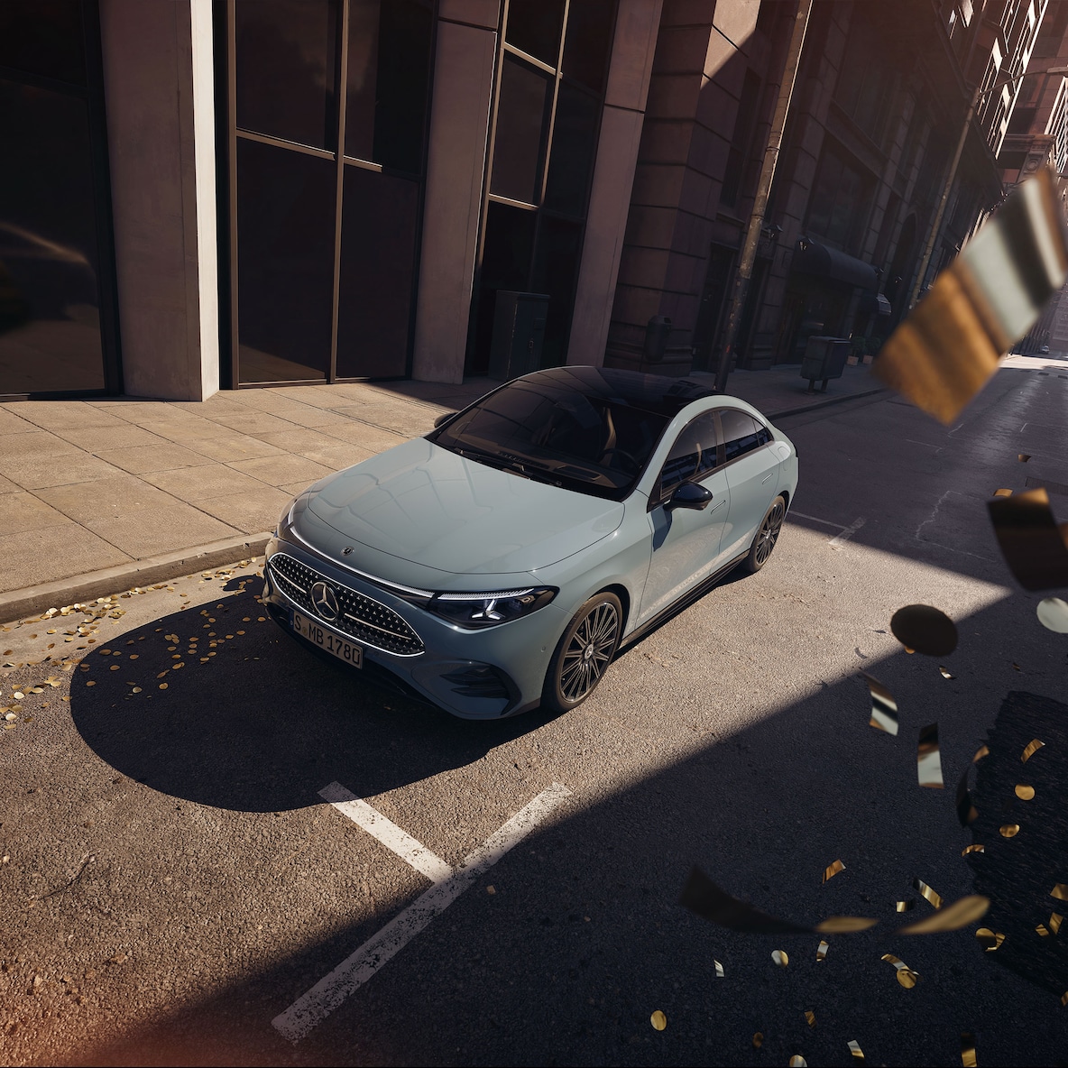 AMG Line Plus'a sahip Mercedes-Benz CLA C178'in ön yandan görünümü (panoramik tavanı nedeniyle hafifçe yükseltilmiş bir perspektiften).