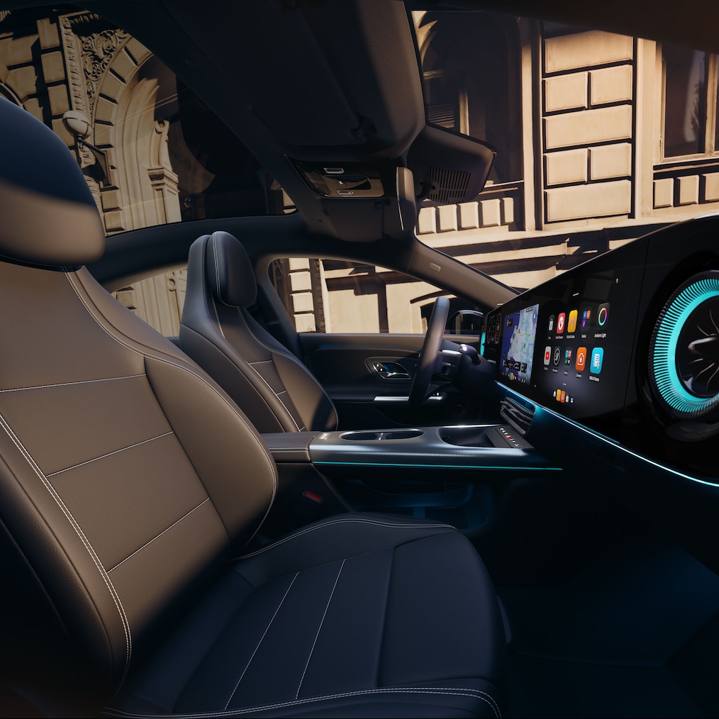 Mercedes-Benz CLA C178'in sürücü koltuğundan MBUX Superscreen'in görünümü (ya da spor koltukların da görülebildiği yandan görünüm).