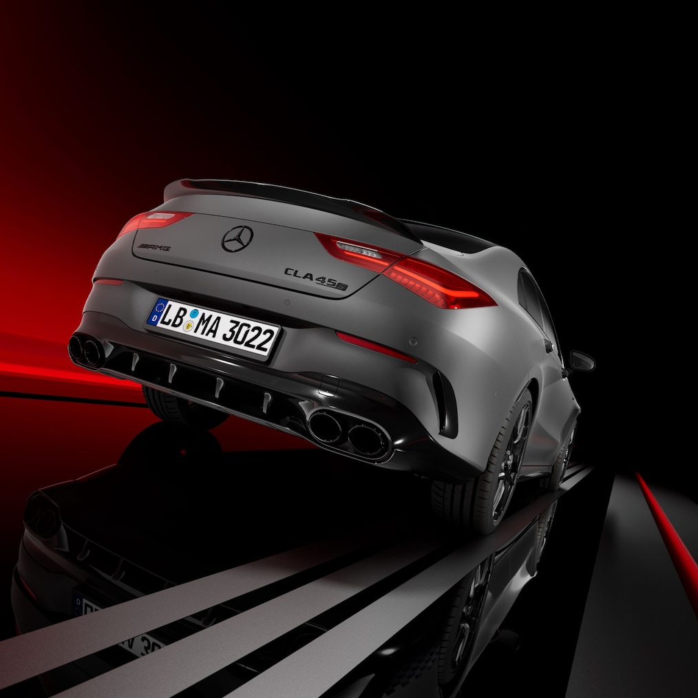 Bir Mercedes-AMG CLA 45 S 4MATIC+ Coupé'nin önden yandan görünümü.