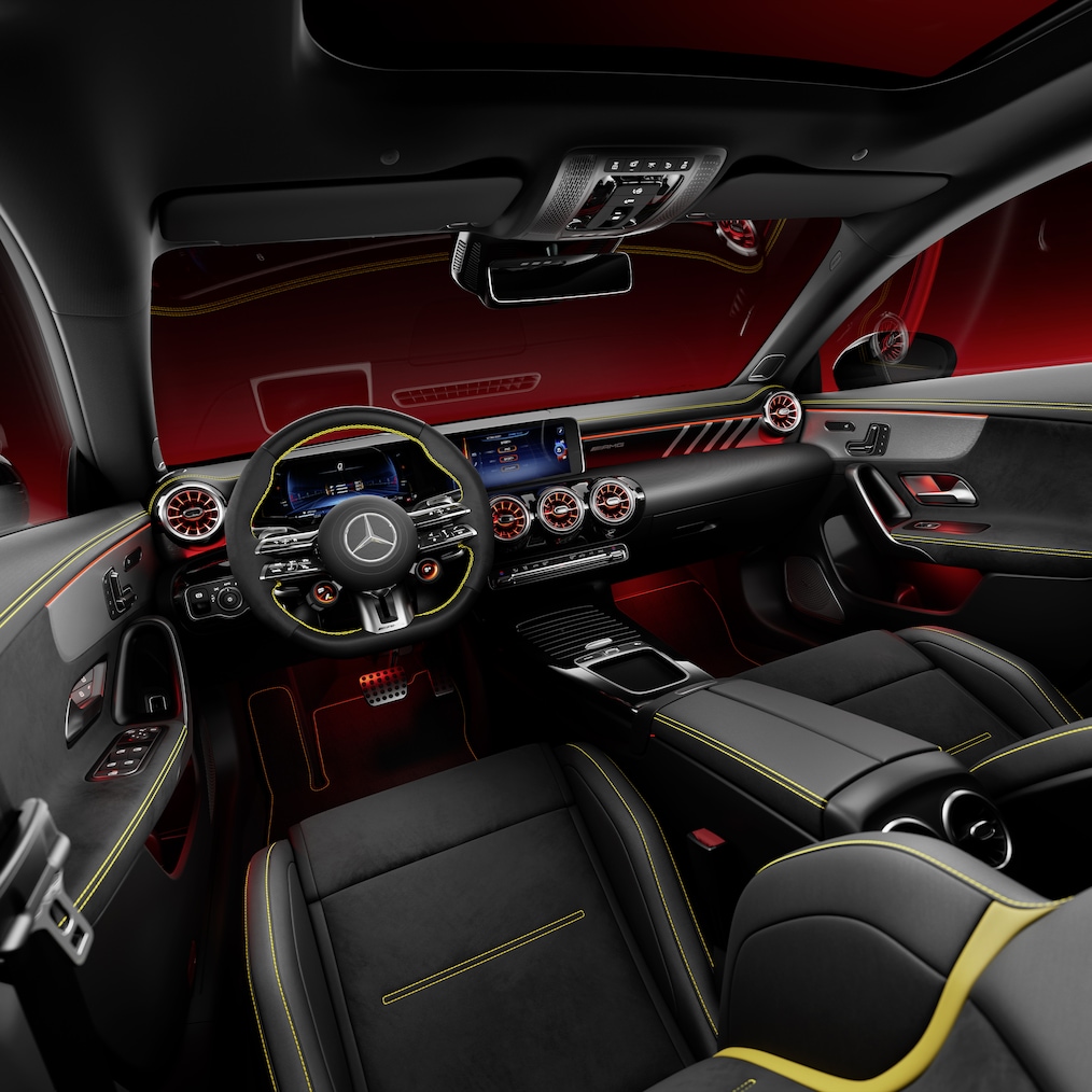 AMG Performance koltuk tertibatları ve AMG Performance direksiyon simidi ile Mercedes-AMG CLA Coupé iç mekanı.