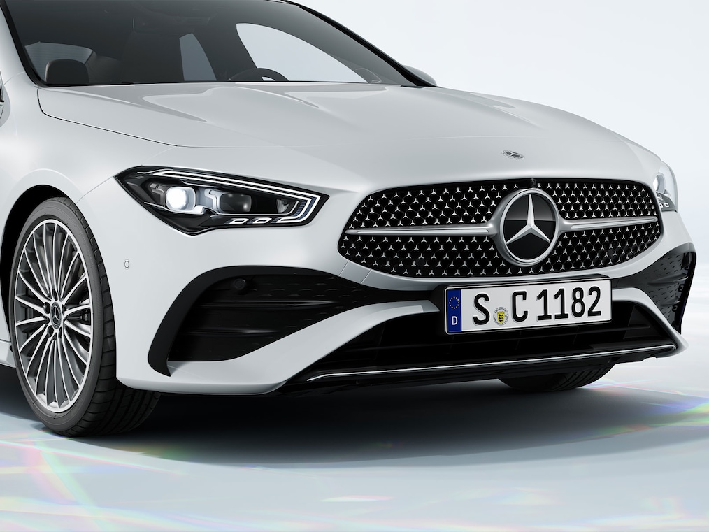 Bir şarj istasyonunda duran EQ hibrit teknolojili bir Mercedes-Benz CLA 250 e Coupé'nin görünümü.