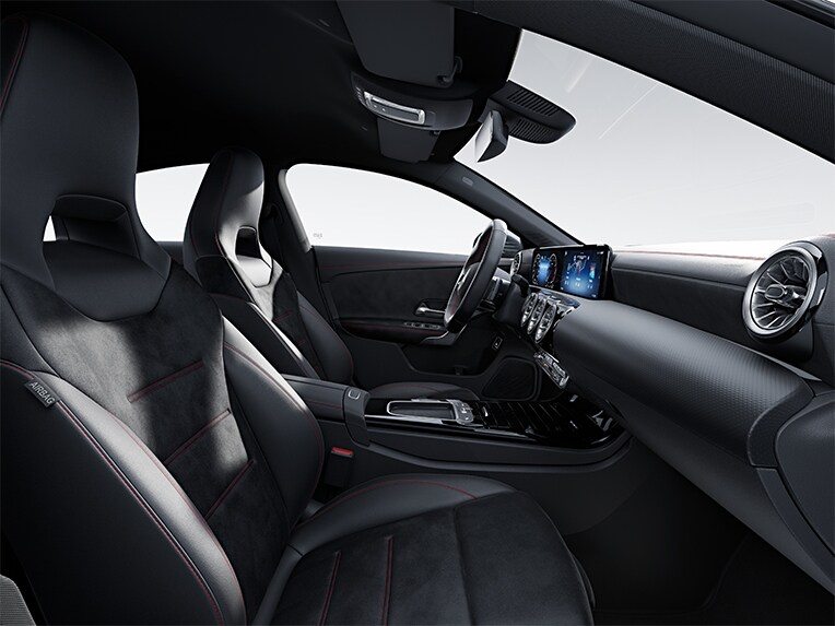 Araç iç mekanında AMG Line ile Mercedes-Benz CLA Coupé.