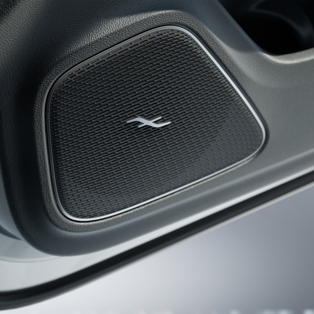 Burmester® Surround ses sistemi hoparlörünün yakın çekimi.