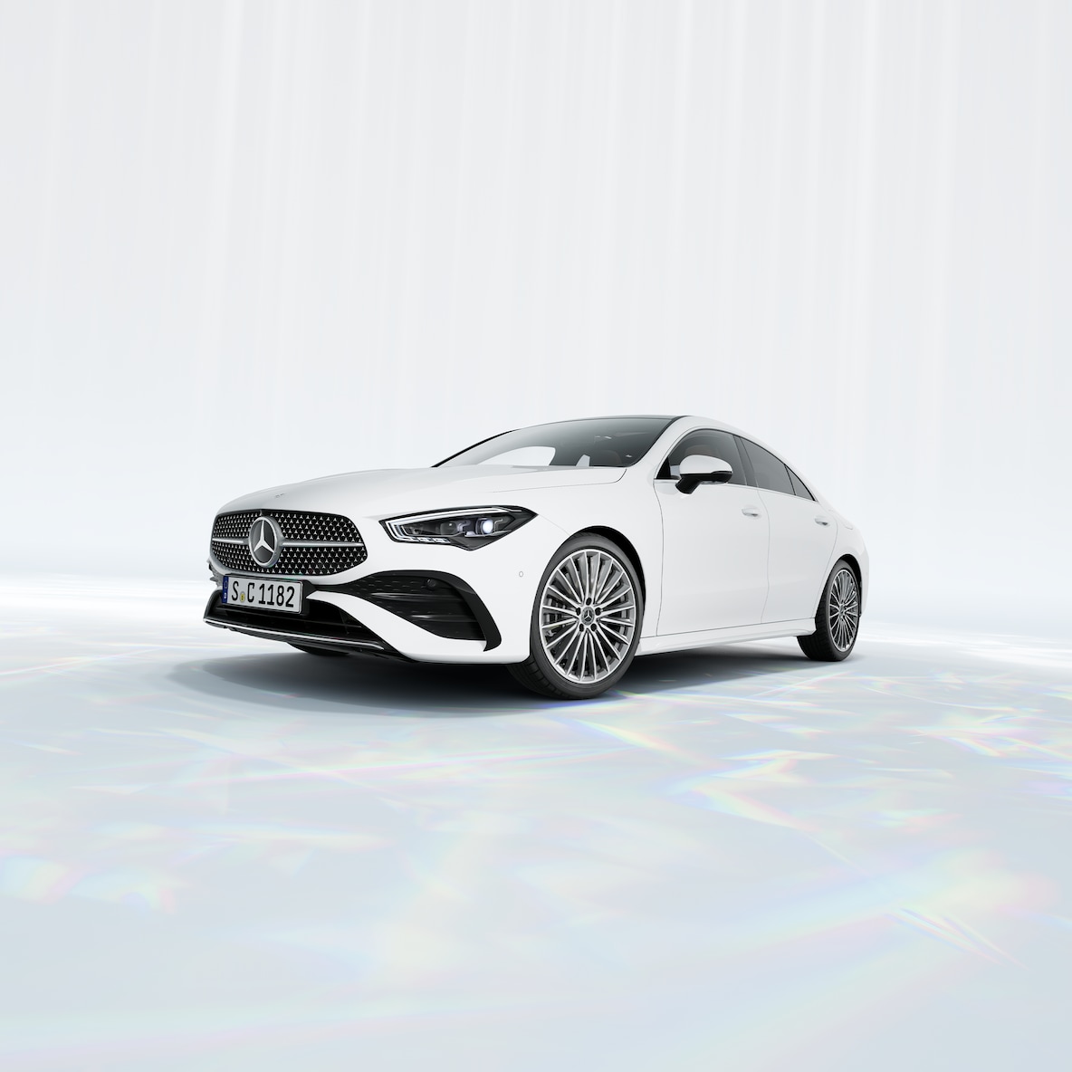 Mercedes-Benz CLA Coupé'nin önden yan görünümü.