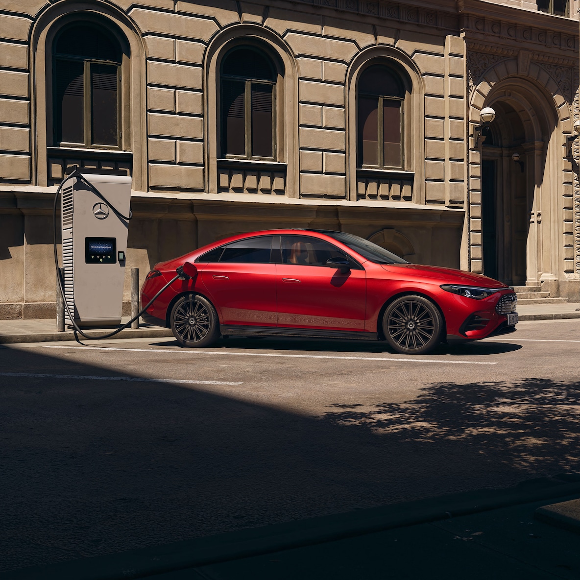 Bir şarj istasyonundaki Mercedes-Benz CLA C174'ün yandan görünümü.