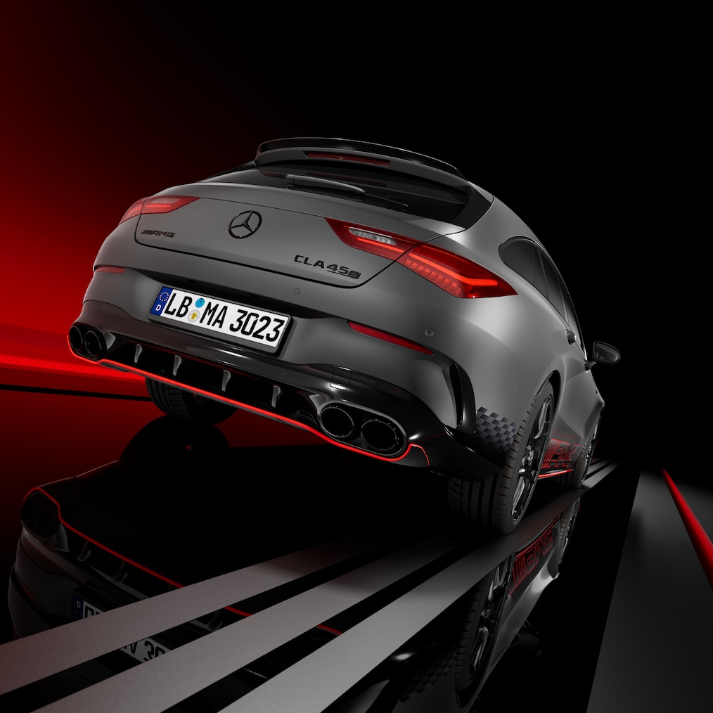 Mercedes-AMG CLA 45 S 4MATIC+ Shooting Brake'in önden / arkadan yan görünümü.