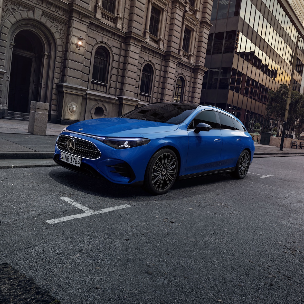 AMG Line Plus içeren tamamen yeni Mercedes-Benz CLA Shooting Brake X178'in arkadan görünümü.
