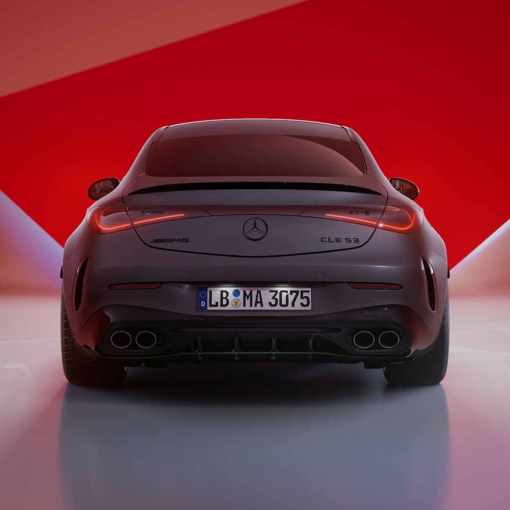 Mercedes-AMG CLE 53 4MATIC+ Coupé’nin yan önden (veya arkadan) görünümü.