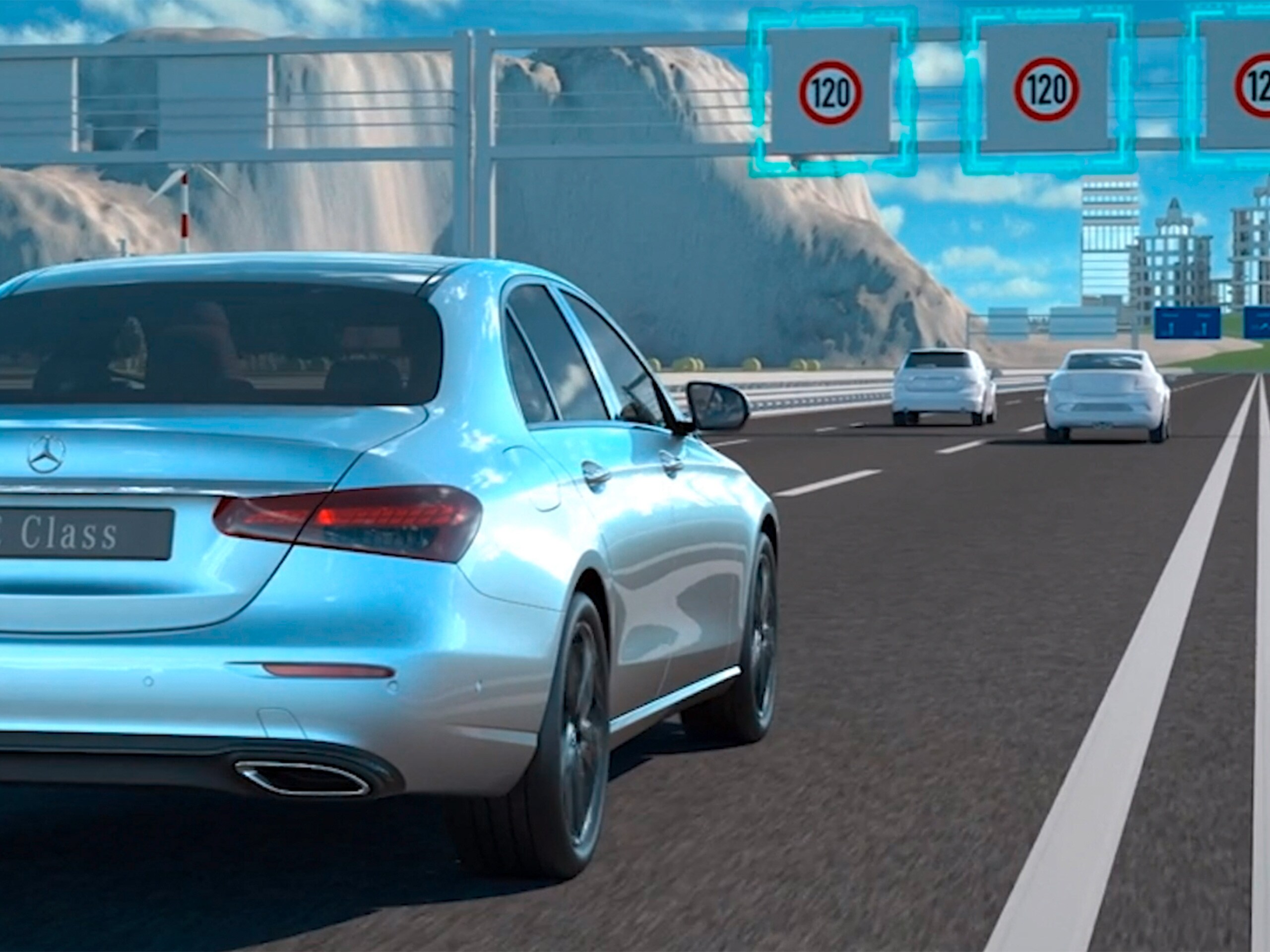 Videoda, Mercedes-Benz CLS Coupé'deki aktif hız sınırı yardımcısının fonksiyonları gösterilmektedir.