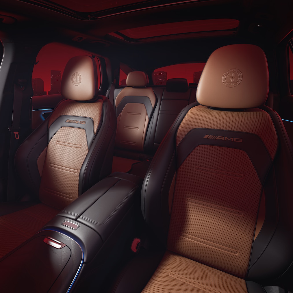 AMG Performance koltuklarının görünümü, açık sürücü kapısından görünüm.