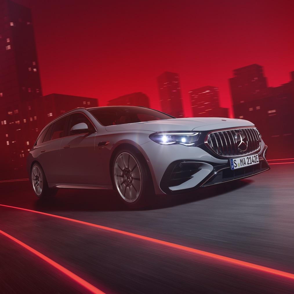 Mercedes-AMG E 53 HYBRID 4MATIC+'nın dinamik yan önden görünümü (sürüş resmi).