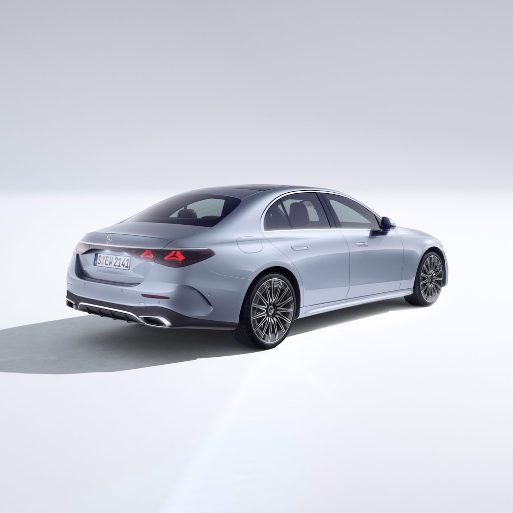 E-Serisi Sedan: Mercedes-Benz'in lüks arabanın yan arkadan görünümü.