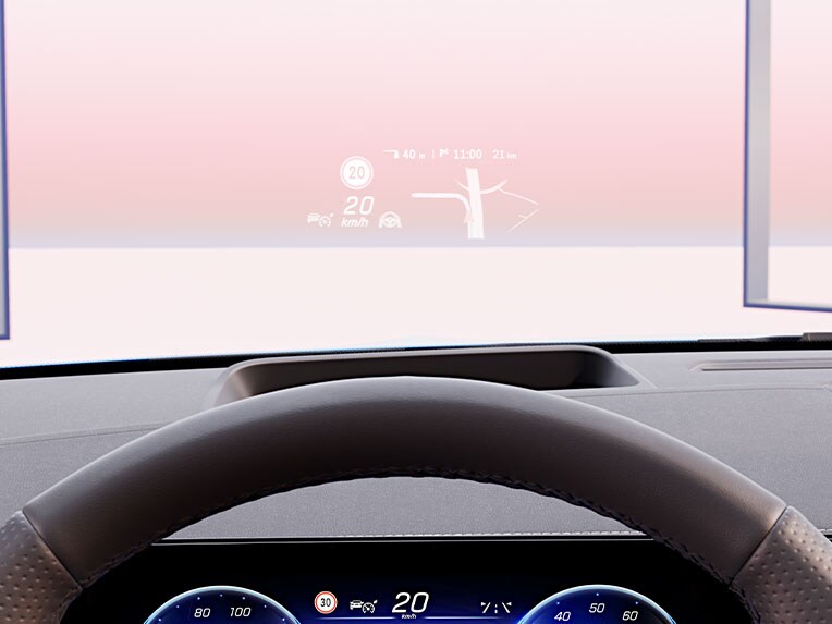 Yeni Mercedes-Benz EQA'daki ön cam sanal göstergesi.