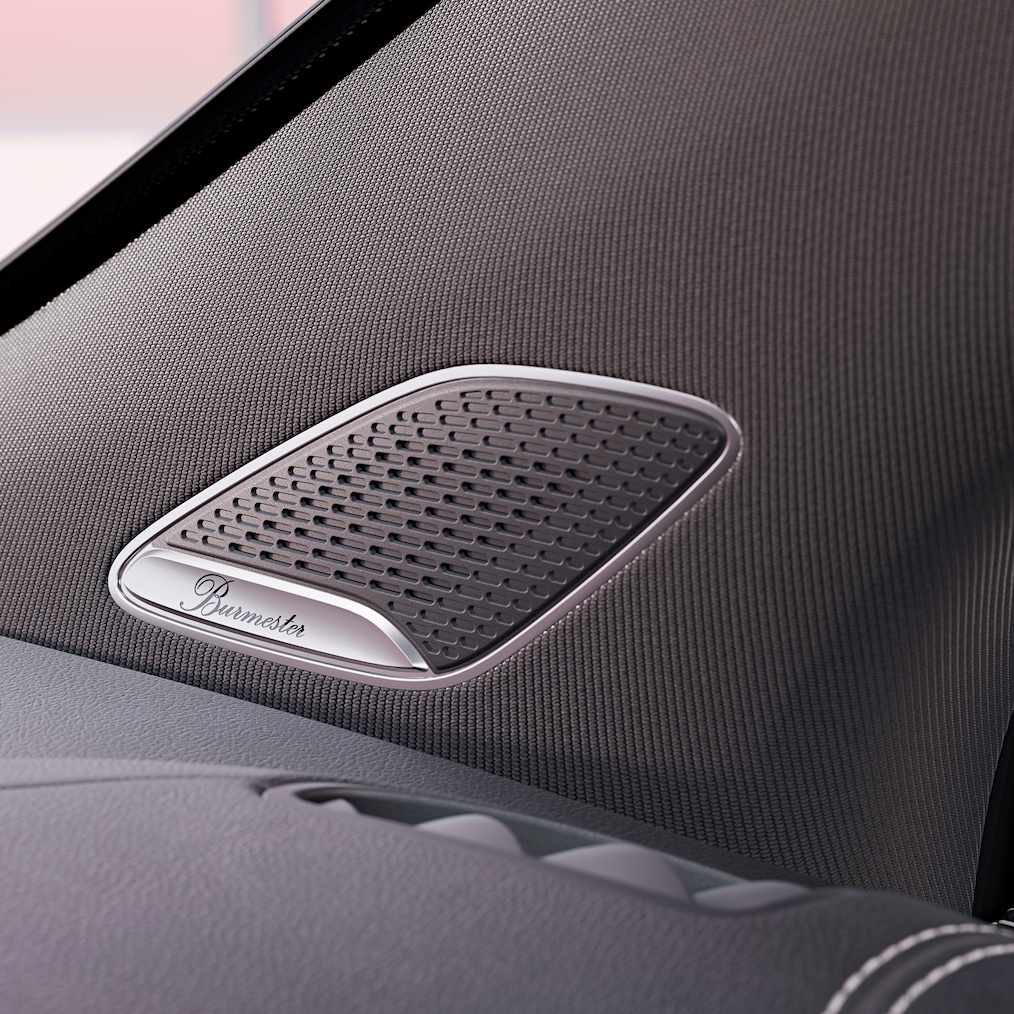 Burmester® Surround ses sistemi hoparlörünün yakın çekimi.
