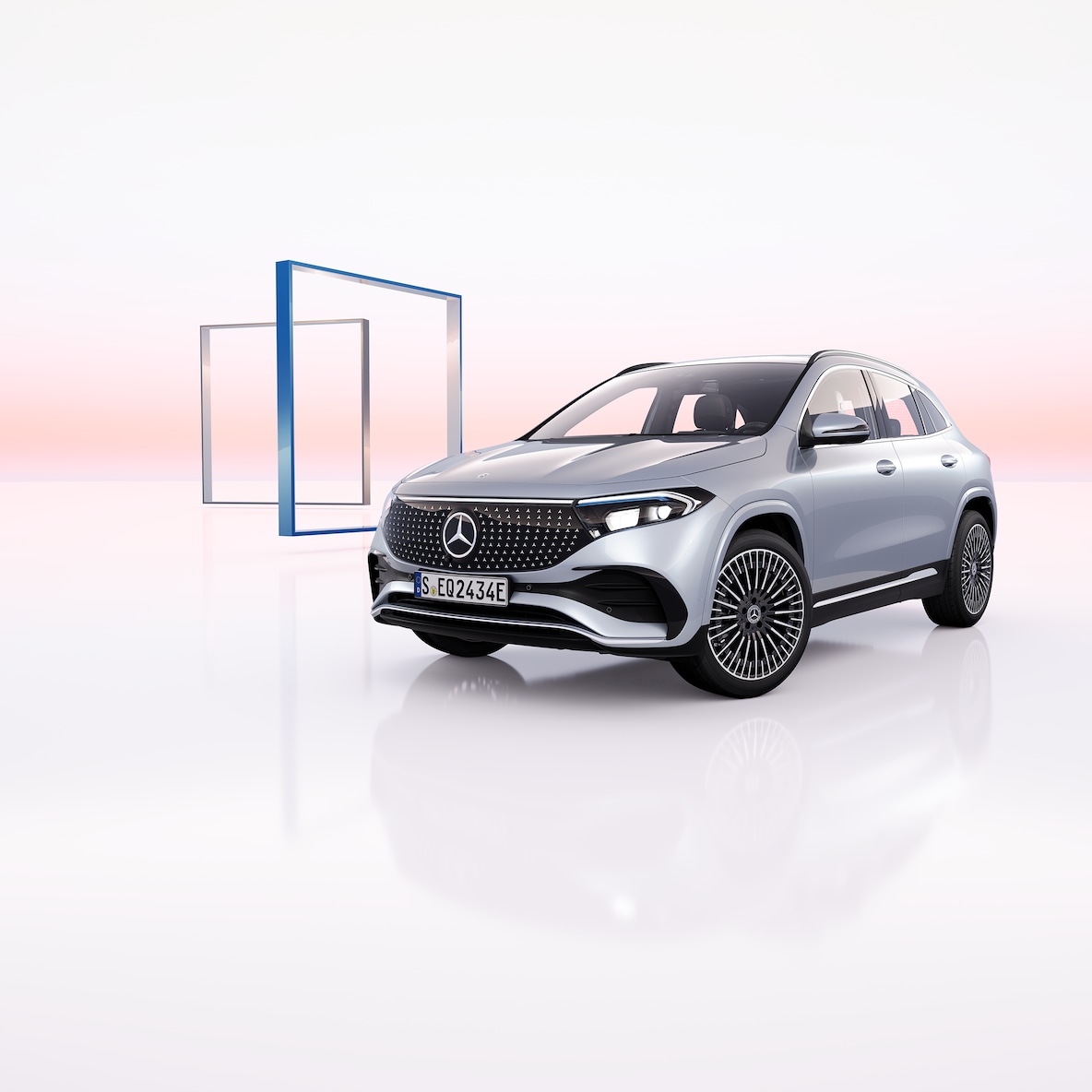 Bir Mercedes-Benz EQA'nın ön yandan görünümü.
