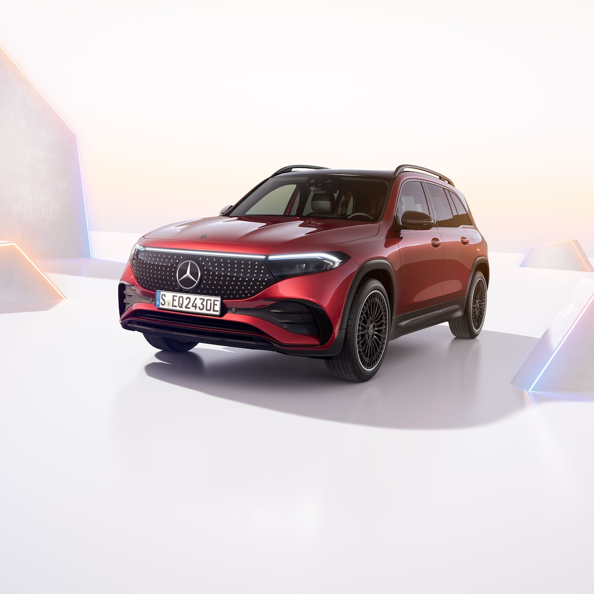 Mercedes-Benz EQB'nin yan önden görünümü.