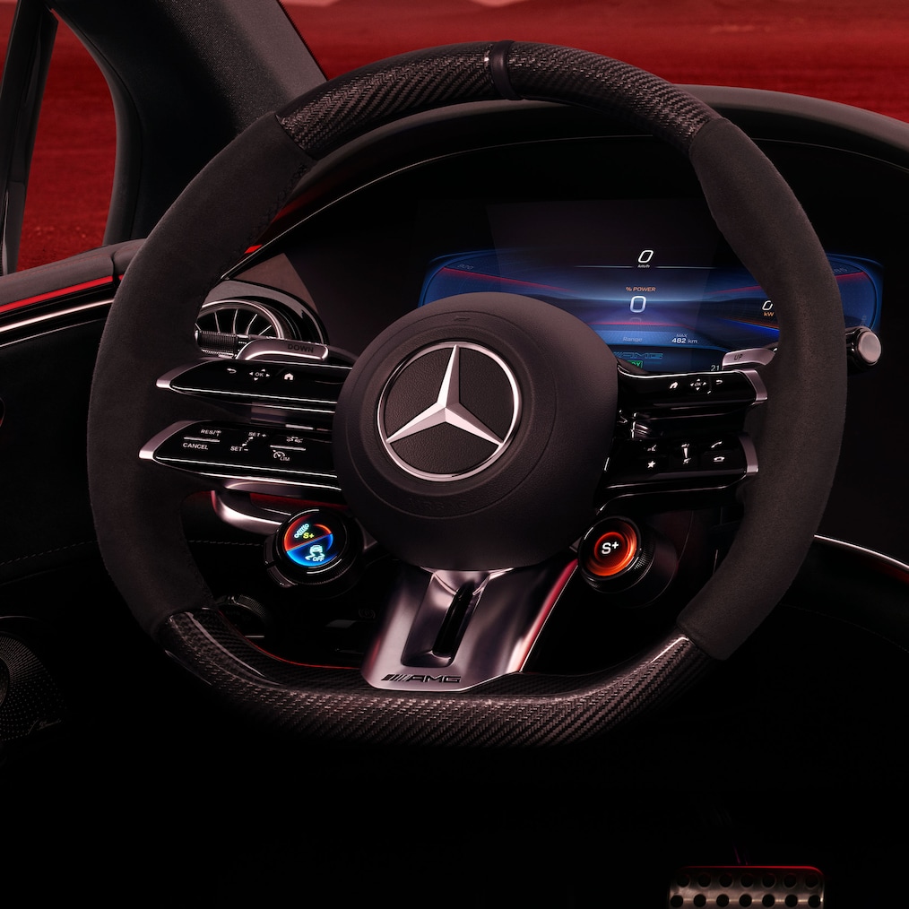 Mercedes-AMG EQE Limousine'in iç mekanındaki AMG direksiyon simidi düğmeleri.