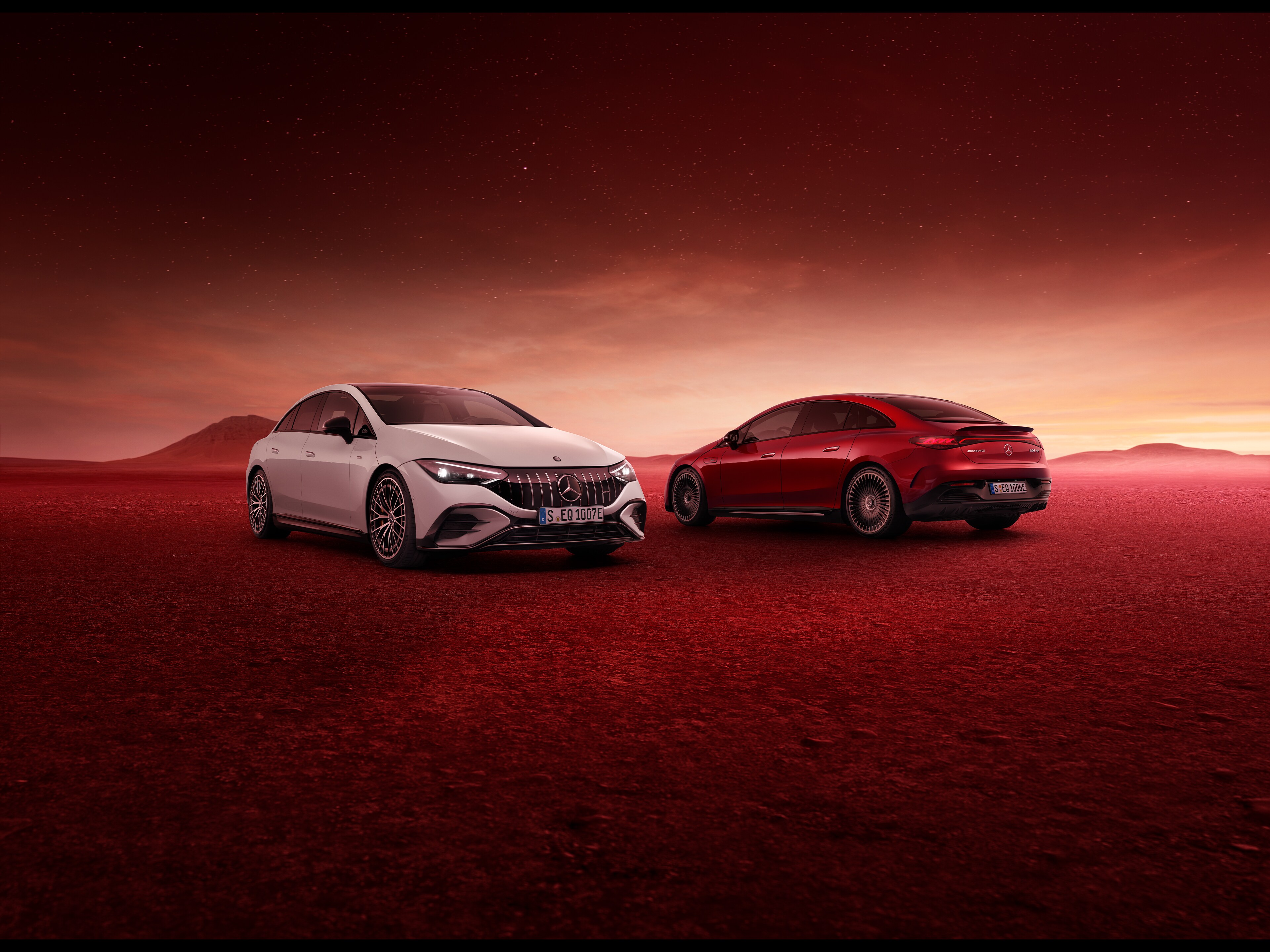 Resimde, Mercedes-AMG EQE 43 4MATIC ve EQE 53 4MATIC+ modeli gösterilmektedir.