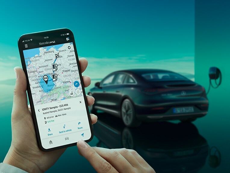 Bir Mercedes Benz Wallbox'ta (duvar tipi şarj ünitesi) şarj olan EQE Sedan.
