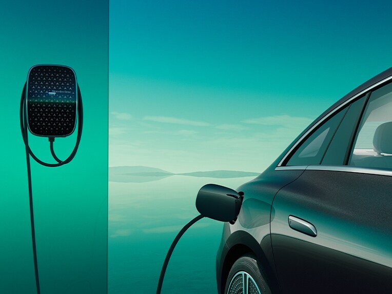 Mercedes-Benz Wallbox'un (duvar tipi şarj ünitesi) önünde şarj olan EQE Sedan.