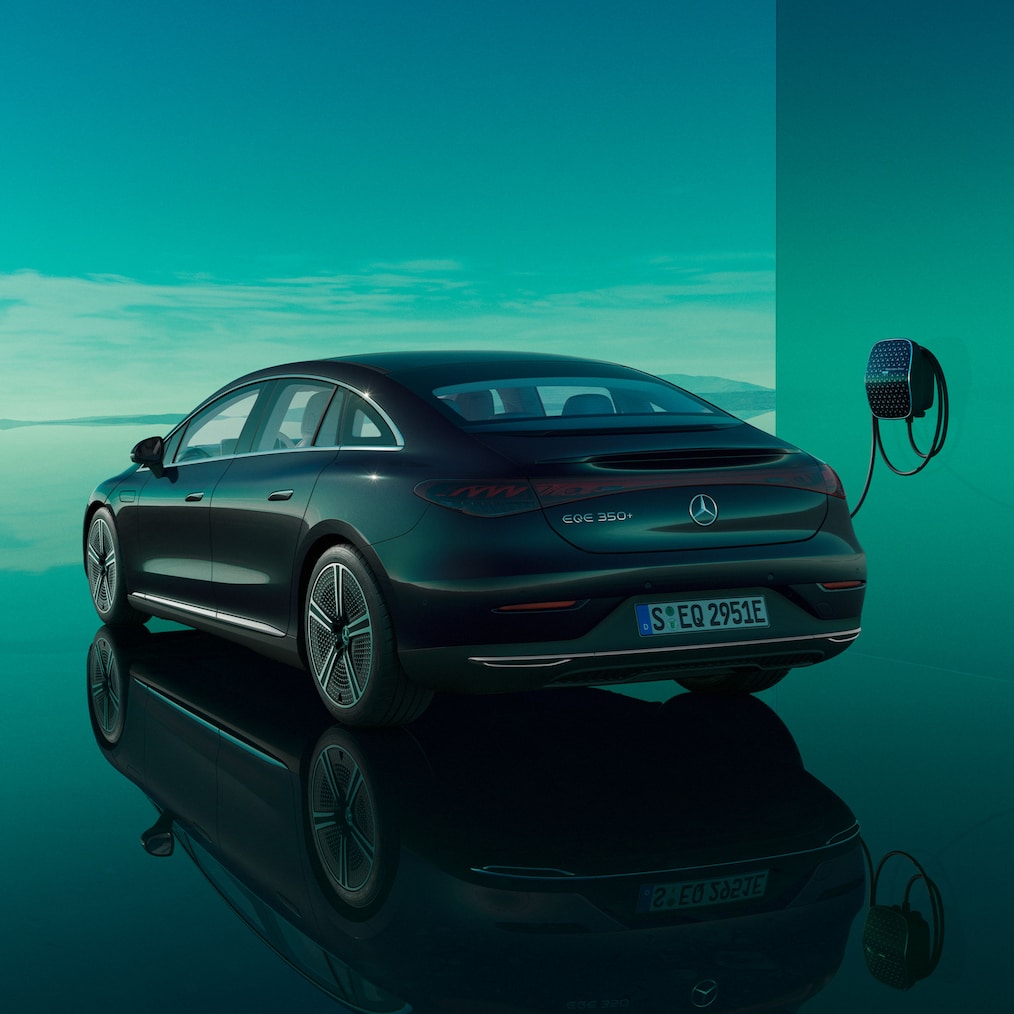Ayrıca sunulan bir Mercedes-Benz duvar tipi şarj ünitesinde şarj olan EQE Sedan.