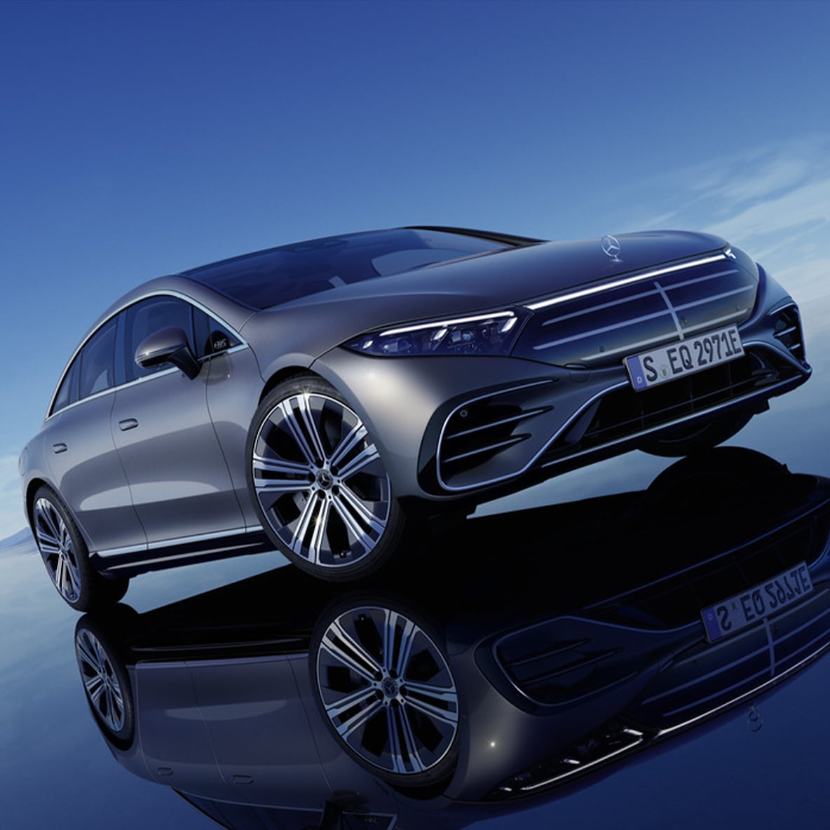 Mercedes-Benz'den EQS Limousine 'in yan önden görünümü.