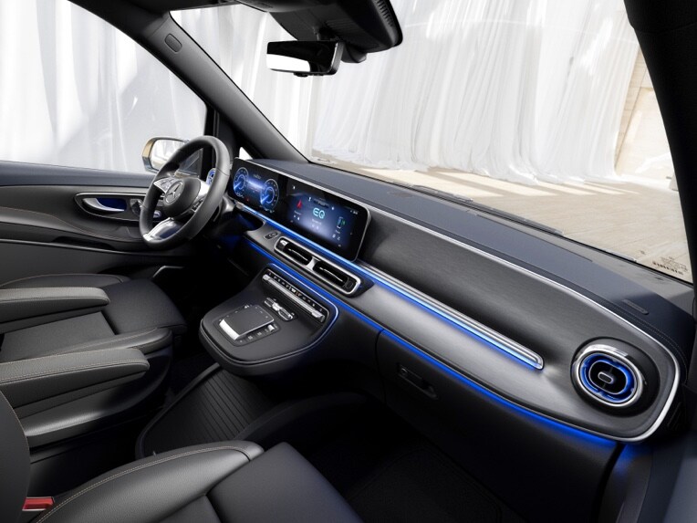 MBUX (Mercedes-Benz User Experience) ile akıllı ve genişletilebilir bir multimedya sistemi sunulur.