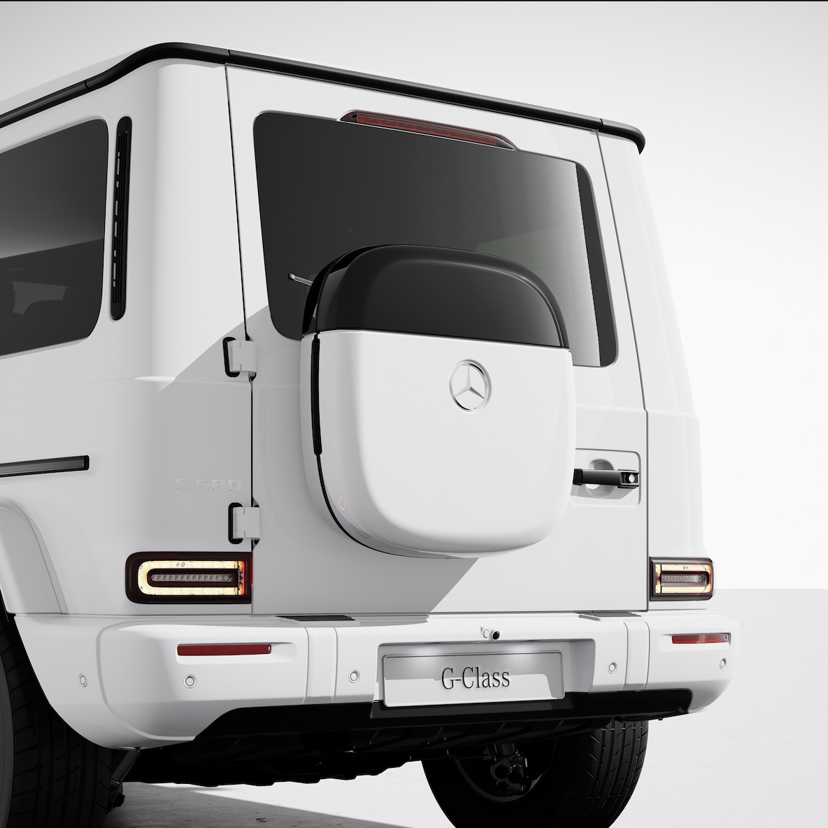 EQ Teknolojili Mercedes-Benz G 580'in arka kapısında yer alan tasarım kutusu.