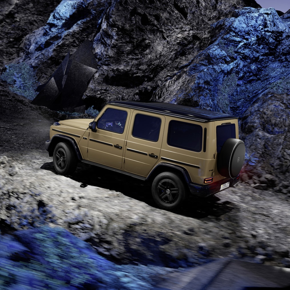 Gösterge panelinde / medya ekranında Off-road sürüşüne özgü göstergeler veya Mercedes-Benz G 580'in Off-road sürüşü.