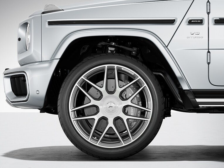 Yeni Mercedes-AMG G-Serisinin 22 inç AMG çapraz kollu dövme jantları.