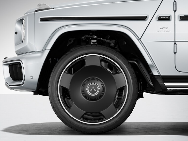 Mercedes-AMG G-Serisinin 22 inç AMG 5 kollu dövme jantları.