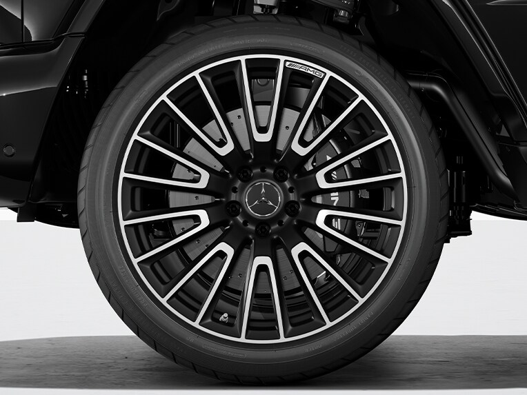 Mercedes-AMG G-Serisinin siyah boyanmış AMG ön ve arka fren kaliperleri.