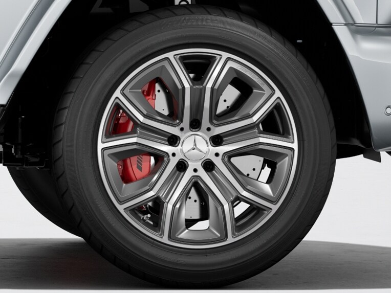 Mercedes-AMG G-Serisinin kırmızı boyanmış AMG ön ve arka fren kaliperleri.