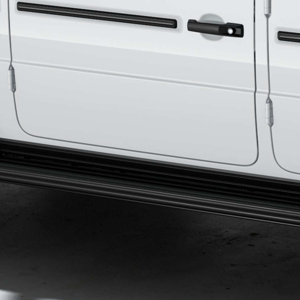 Siyah MANUFAKTUR basamaklı bir Mercedes-Benz G 450 d'nin yandan arkadan görünümü (üstten).