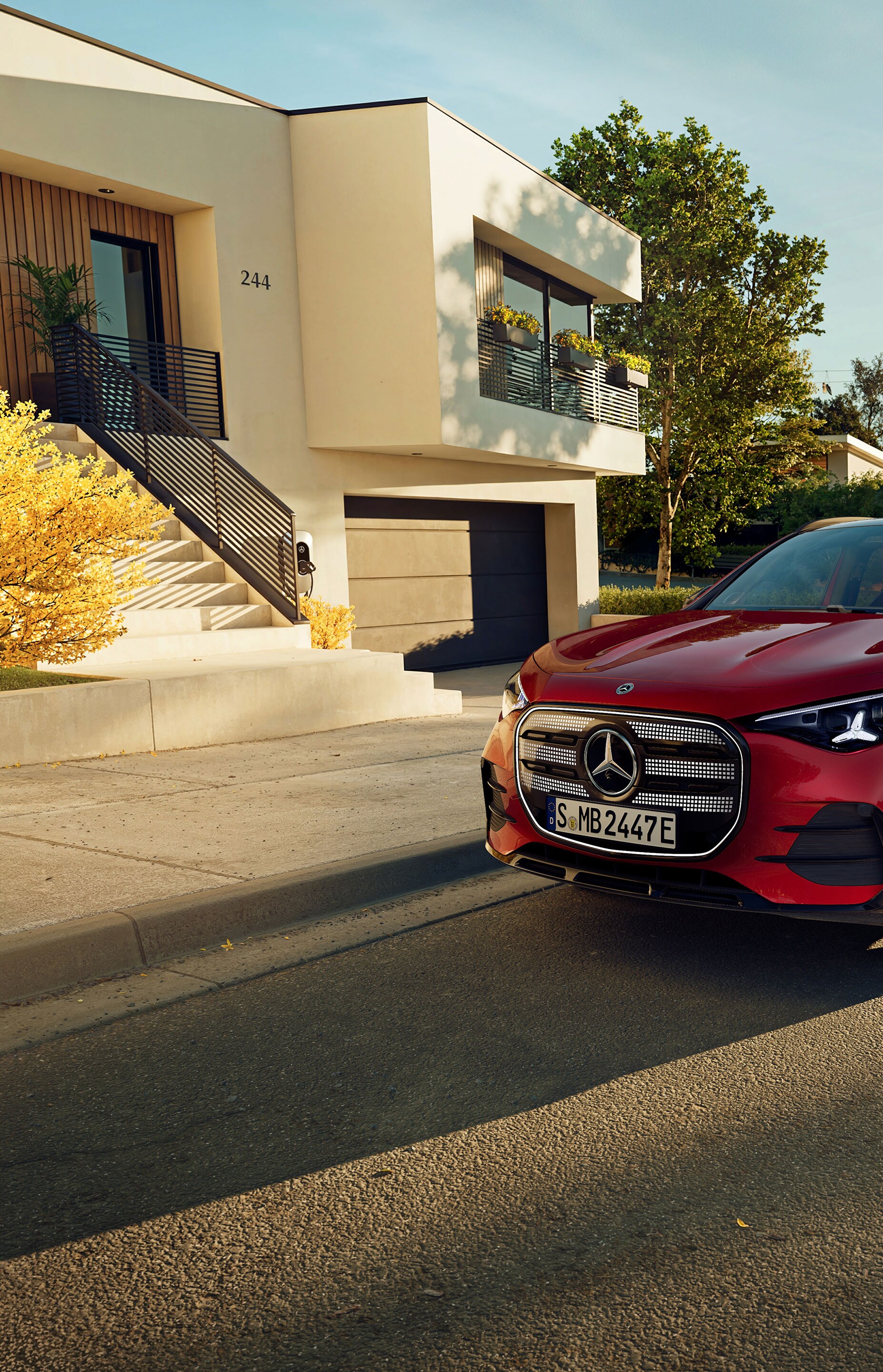 Mercedes-Benz’den yepyeni elektrikli GLA, bir kafenin yanındaki park yerine park etmiş durumda.