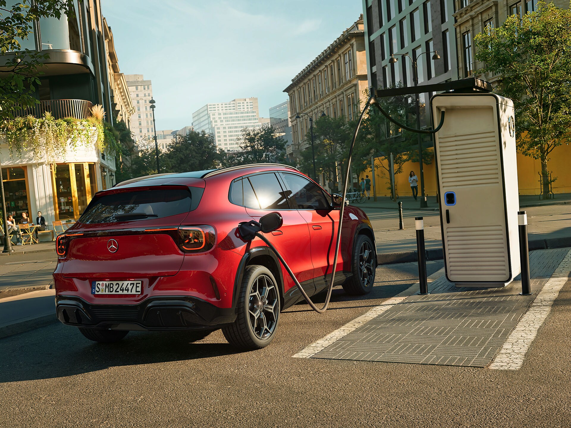 Mercedes-Benz’den yepyeni elektrikli GLA, bir şarj istasyonunun yanında şarj oluyor.