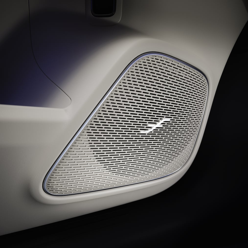 Mercedes-Benz GLA'daki bir Burmester® Surround ses sistemi hoparlörü.