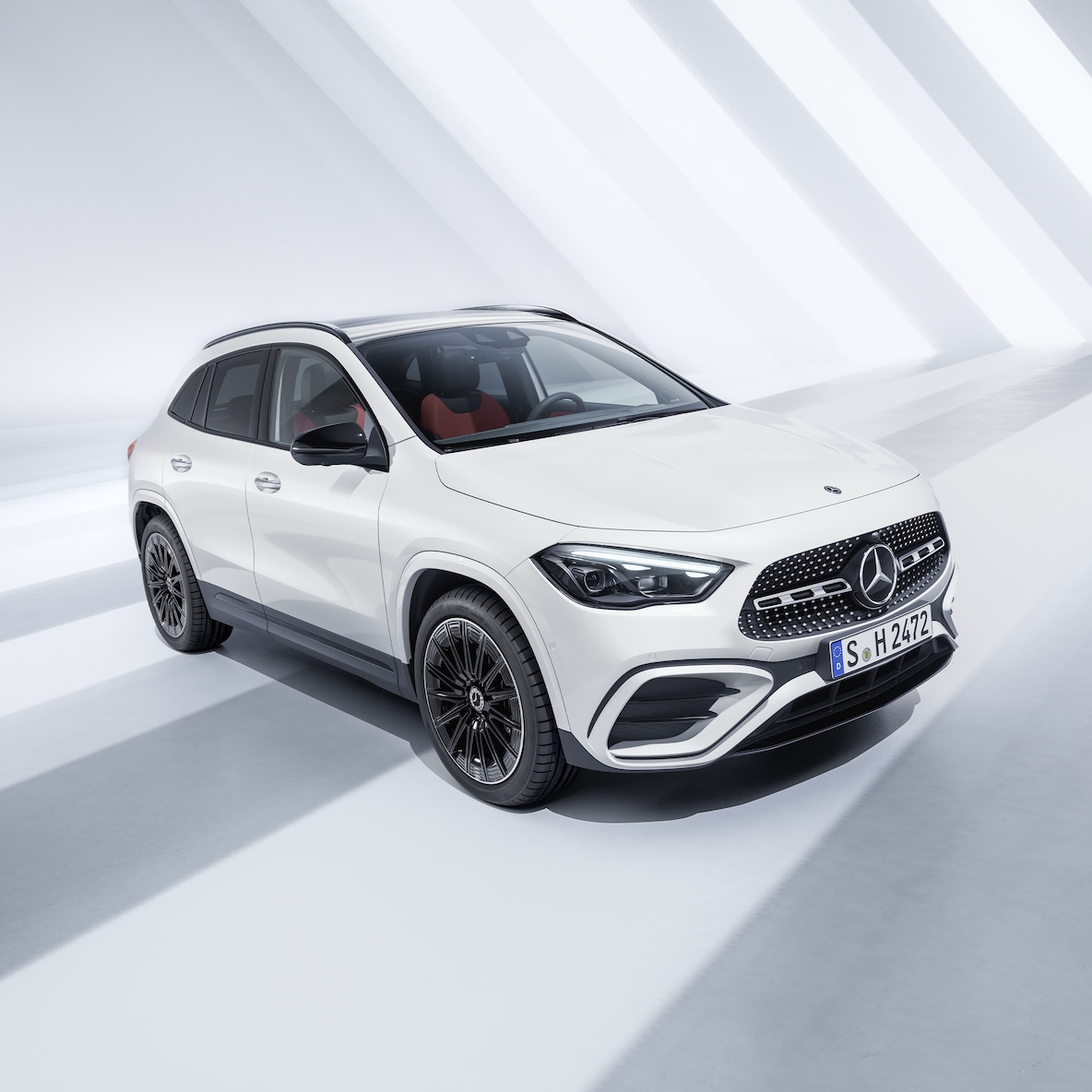 Mercedes-Benz GLA'nın yan önden görünümü.