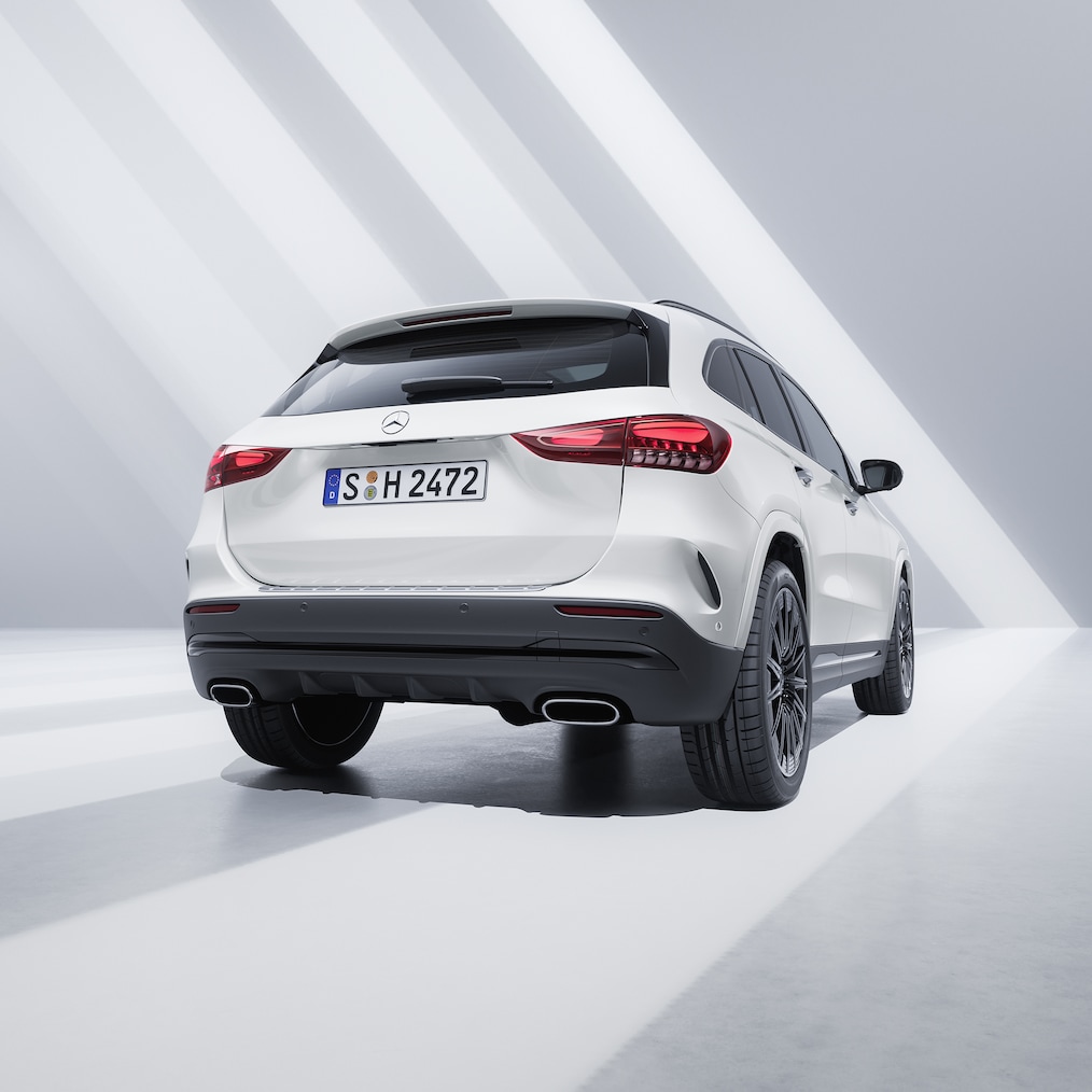 Mercedes-Benz GLA’nın arkadan görünümü.