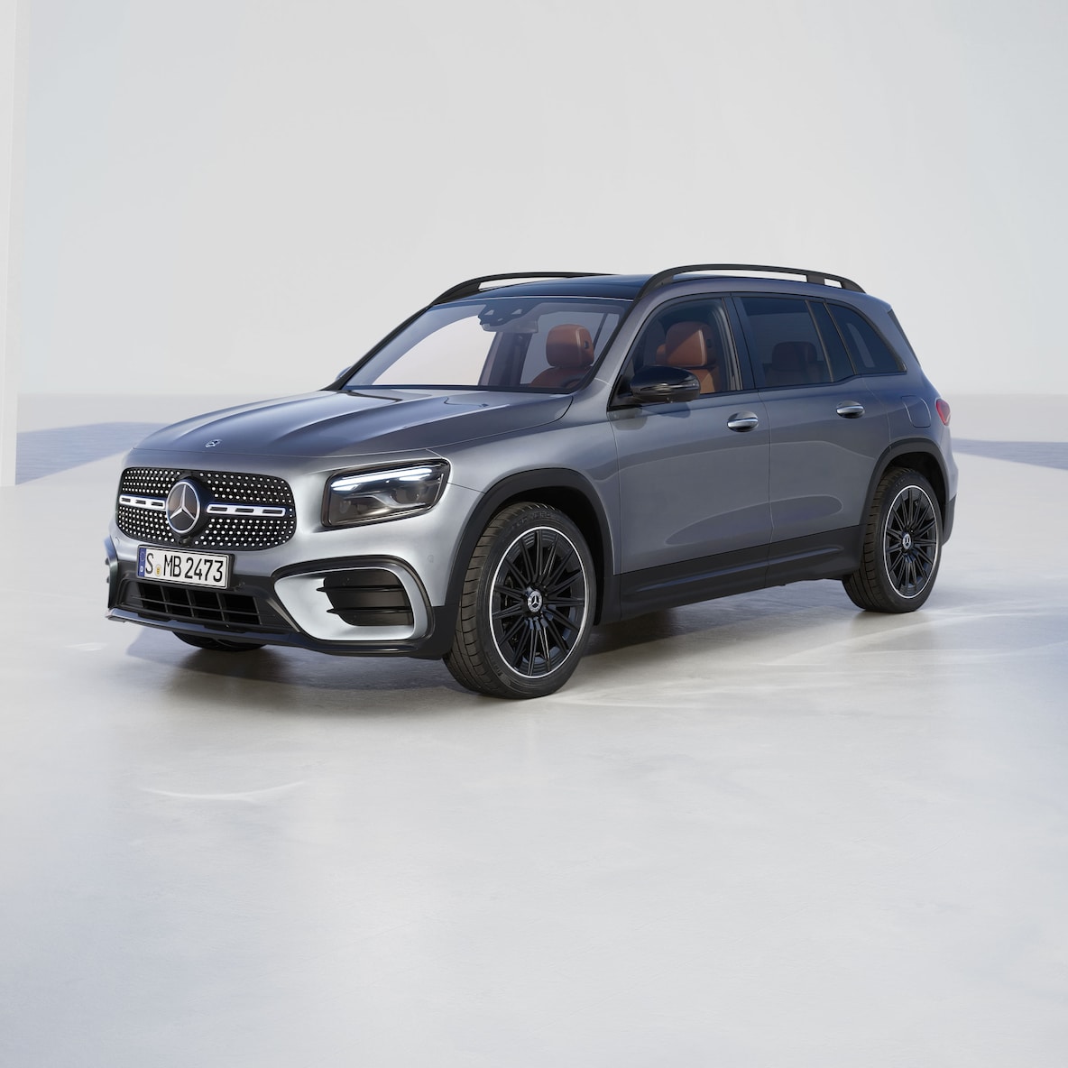 Mercedes-Benz GLB SUV'nin yan ön perspektiften görünümü.