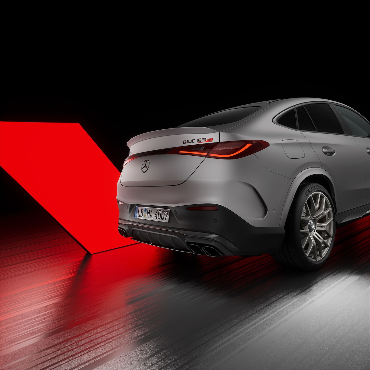Mercedes-AMG GLC 63 S E PERFORMANCE Coupé'nin sağ arkadan yandan görünümü.