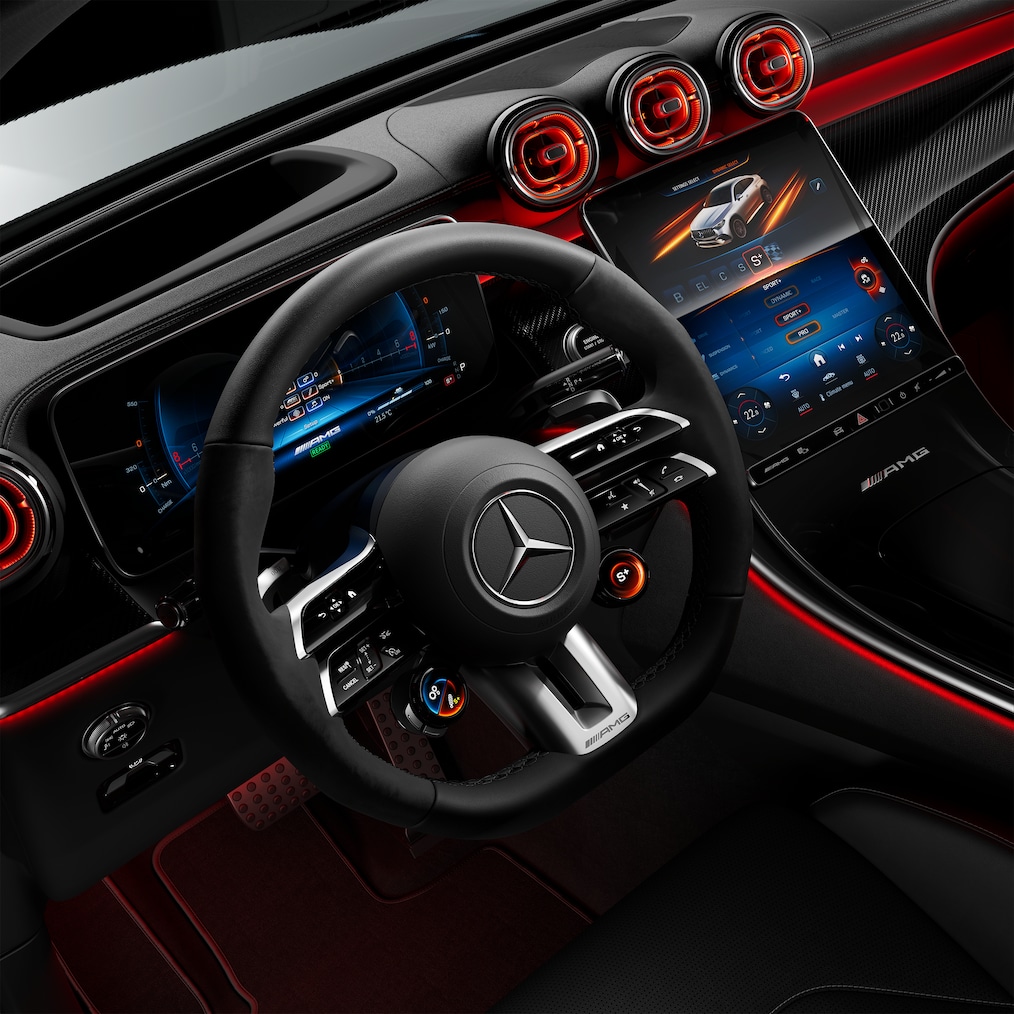 Mercedes-AMG GLC Coupé'deki bir AMG Performance direksiyon simidinin yakından görünümü.