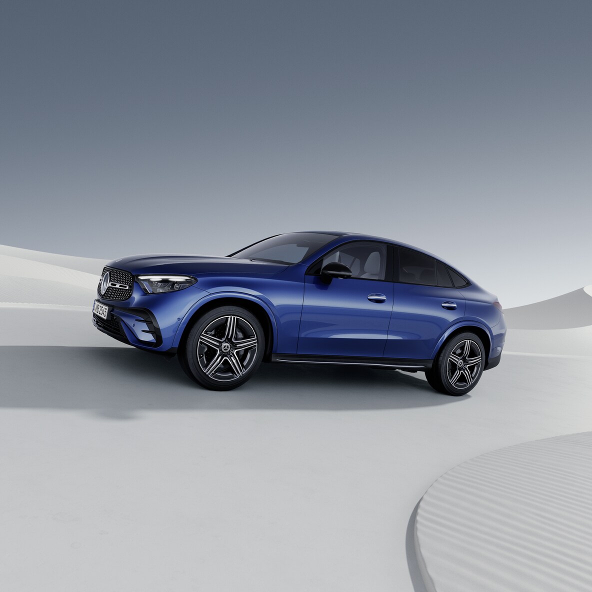 Mercedes-Benz GLC Coupé'nin yan önden görünümü.